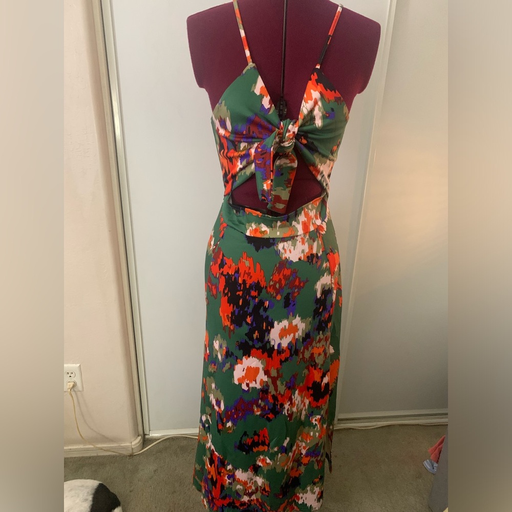 NWOT floral dress with keyhole front, bodice that ties, Size M